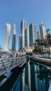 Nespecifikovaný výhled na destinaci Dubaj nebo výhled na město při pohledu z apartmánu