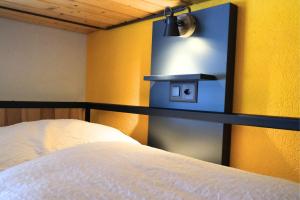 Rúm í herbergi á Eiger Lodge Easy