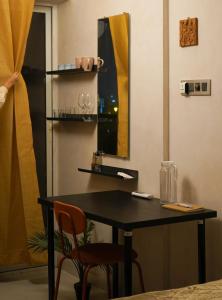 プネにあるRoom Dawn 12th floor Pvt studio w Balcony & Wifiの黒いテーブルと椅子 +35枚の写真