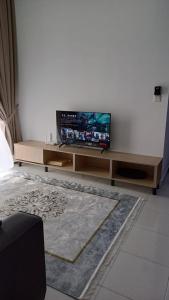 ein Wohnzimmer mit einem Flachbildfernseher auf einem Tisch in der Unterkunft ADELIA 2 - Bangi Avenue in Kajang + 6 Fotos