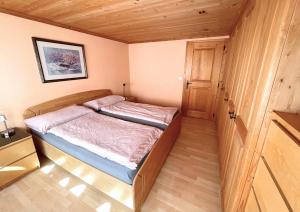Rúm í herbergi á Eiger Lodge Easy