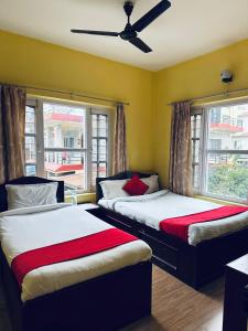 Hotel The Billabong Garden Pokhara 객실 침대