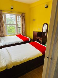 Hotel The Billabong Garden Pokhara 객실 침대