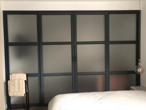 Postel nebo postele na pokoji v ubytování Stylish 2BDR apartment Gramada, free parking