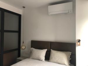 Postel nebo postele na pokoji v ubytování Stylish 2BDR apartment Gramada, free parking + 16 fotografií