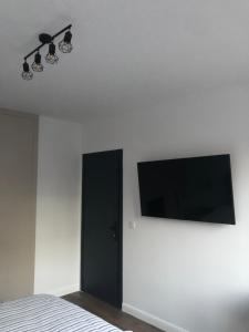 TV a/nebo společenská místnost v ubytování Stylish 2BDR apartment Gramada, free parking