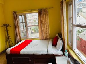 Hotel The Billabong Garden Pokhara 객실 침대