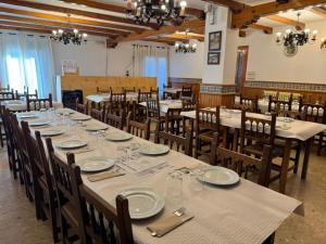a large dining room with tables and chairs at El Refugio Valdelinares Gastro Hostal in Valdelinares +41 photos