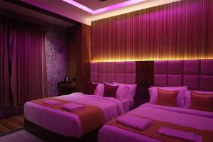 A bed or beds in a room at Hotel Pandian