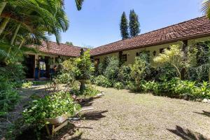 a house with a garden in front of it at Pousada Pedra de Paraibuna in Comendador Levy Gasparian