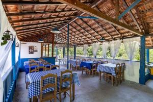 a restaurant with blue and white tables and chairs at Pousada Pedra de Paraibuna in Comendador Levy Gasparian
