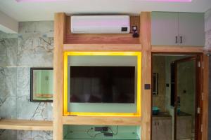A television and/or entertainment centre at Hotel Pandian