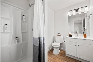 ein weißes Badezimmer mit Toilette und Waschbecken in der Unterkunft Boise Foothills Boho Haven hosted by Boise BnB! in Boise + 36 Fotos