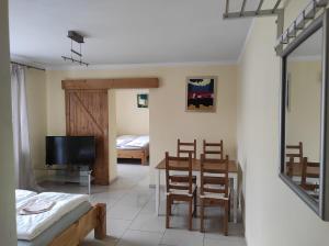 una stanza con tavolo e sedie e una camera da letto di Apartament ist im swineminde ! & a Ahlbeck