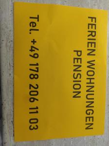 een geel bord op een muur met het woord evacuatie bij Apartament ist im swineminde ! & erdgeschos in Ahlbeck