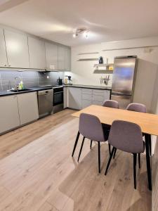 Kuchyň nebo kuchyňský kout v ubytování 2 bedroom apartment near Tromsø