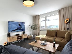 ブラウンシュヴァイクにあるMona Lisa, Komplette Wohnung, 24h Check-in, mit Parkplatz, Balkon, 2x Smart TV, Zentrumのソファとテレビのあるリビングルーム