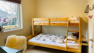 Giường trong phòng chung tại Familyfriendly-modern, in the fishingtown Stamsund, with Sauna and Jacuzzi