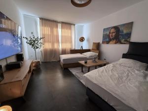 ブラウンシュヴァイクにあるMona Lisa, Komplette Wohnung, 24h Check-in, mit Parkplatz, Balkon, 2x Smart TV, Zentrumのベッドルーム1室(ベッド1台、テレビ付)