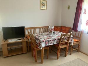 TV a/nebo společenská místnost v ubytování Pension Hutterer