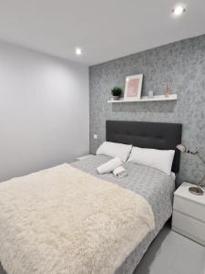 コミージャスにあるLa casita de Antonella - centro de Comillasのベッドルーム1室(大型ベッド1台、白い毛布付)