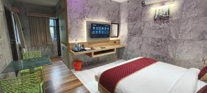 A bed or beds in a room at Hotel Pandian
