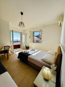 Postel nebo postele na pokoji v ubytování Budva Felix Suites