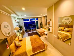 古晋Riverine Kuching Luxury 4Pax with Balcony facing Waterfront View的有两张床和一张沙发的酒店房间
