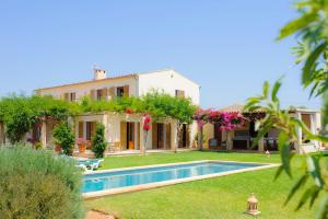 een extern uitzicht op een huis met een zwembad bij Finca Xemarri in Santanyi