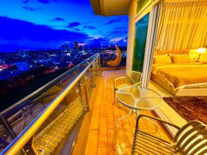 Riverine Kuching Luxury 4Pax with Balcony facing Waterfront View的休息区