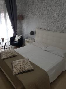 A bed or beds in a room at Ruggero Settimo Gallery