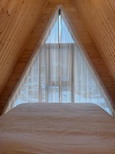 Een bed of bedden in een kamer bij A-frame Wonder