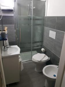 A bathroom at Ruggero Settimo Gallery Még 7 kép