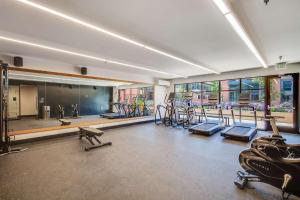 a gym with several treadmills and elliptical machines at Menlo Park 1BR w Lounge WD nr Caltrain SFO-993 in Menlo Park