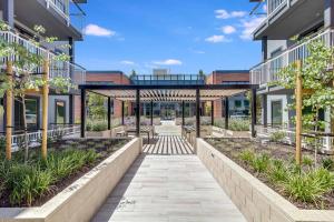 a courtyard of an apartment building with a pavilion at Menlo Park 1BR w Lounge WD nr Caltrain SFO-993 in Menlo Park