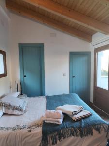a bedroom with a bed with towels on it at Tahona Ático - Gaiamoment in Alcalá del Júcar