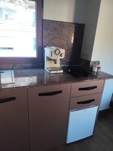 a kitchen counter with a machine on top of it at Tahona Ático - Gaiamoment in Alcalá del Júcar