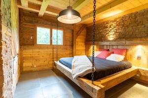 Ένα ή περισσότερα κρεβάτια σε δωμάτιο στο Le Chalet de Bequi