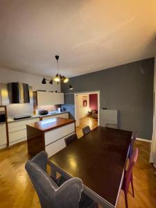 a kitchen and dining room with a table and chairs at Geräumige 4-Zimmer-Wohnung im familienfreundlichen Westend mit Balkon in Frankfurt/Main +2 photos