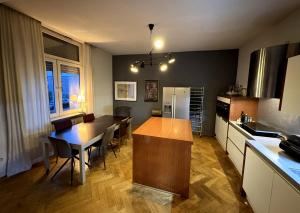 a kitchen with a table and a dining room at Geräumige 4-Zimmer-Wohnung im familienfreundlichen Westend mit Balkon in Frankfurt/Main