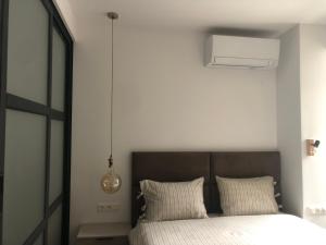 Postel nebo postele na pokoji v ubytování Stylish 2BDR apartment Gramada, free parking