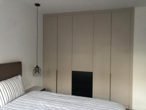 Postel nebo postele na pokoji v ubytování Stylish 2BDR apartment Gramada, free parking