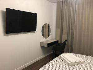 TV a/nebo společenská místnost v ubytování Stylish 2BDR apartment Gramada, free parking