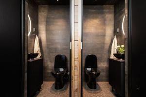 een badkamer met 3 wastafels en toiletten bij Villa Aspen D Ski-in Ski-out by Aavalevi in Levi