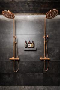 twee planken met flessen alcohol op een muur bij Villa Aspen D Ski-in Ski-out by Aavalevi in Levi