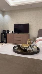 TV a/nebo společenská místnost v ubytování استديو مودرن لنساء فقط نعتذر من الرجال Modern studio for women only we apologize to men