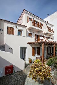 duży biały dom z balkonem w obiekcie Arxontiko w mieście Tinos