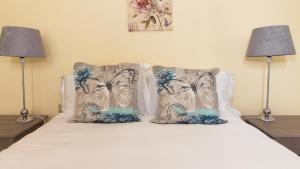 Lavender Lane في جورج: سرير عليه مصباحين ومخدتين