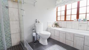 Lavender Lane في جورج: حمام مع مرحاض وحوض استحمام ودش +23 صورة