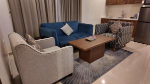 リヤドにあるسمت ان النرجس للشقق المخدومة - Samt Inn Al Narjis Serviced Apartmentsのリビングルーム(椅子2脚、テーブル付)